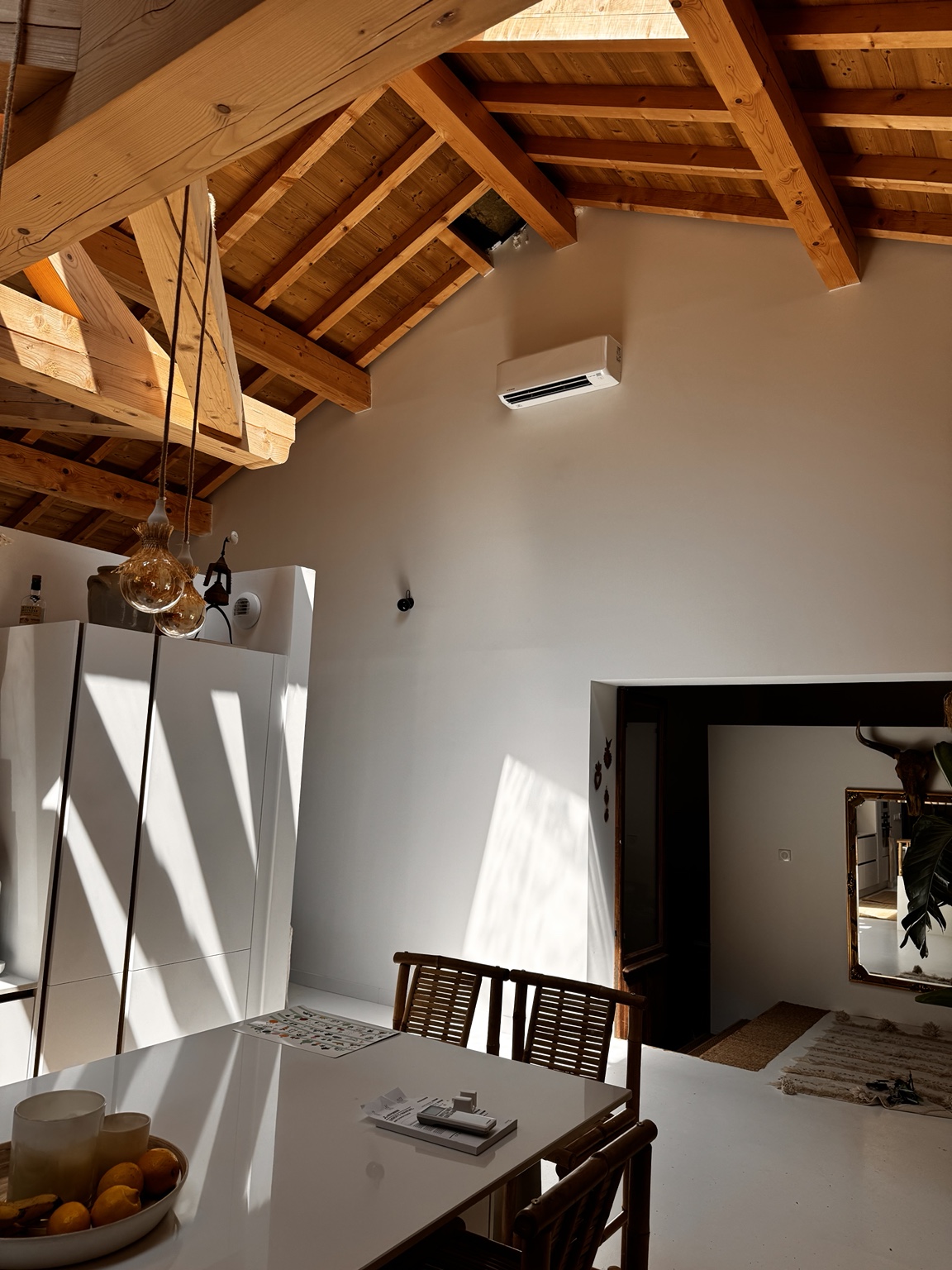 Climatisation installée dans un intérieur avec charpente apparente