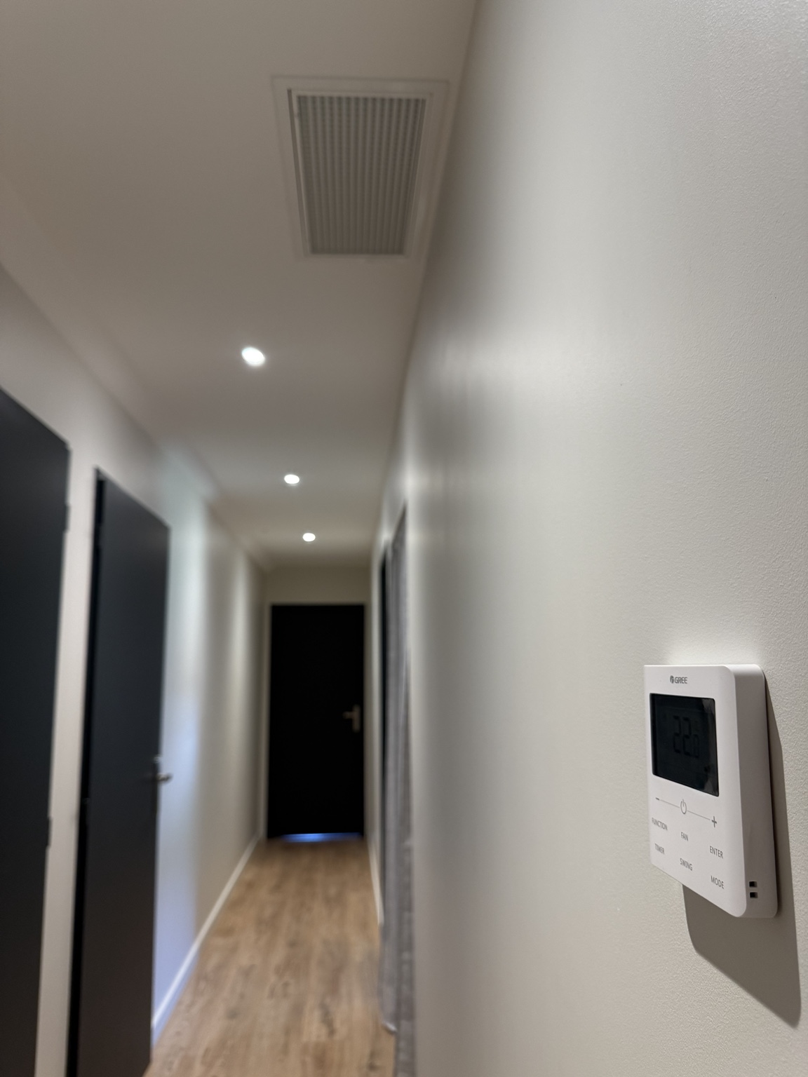Bouche de climatisation gainable et commande GREE installées par Ecoconfort73